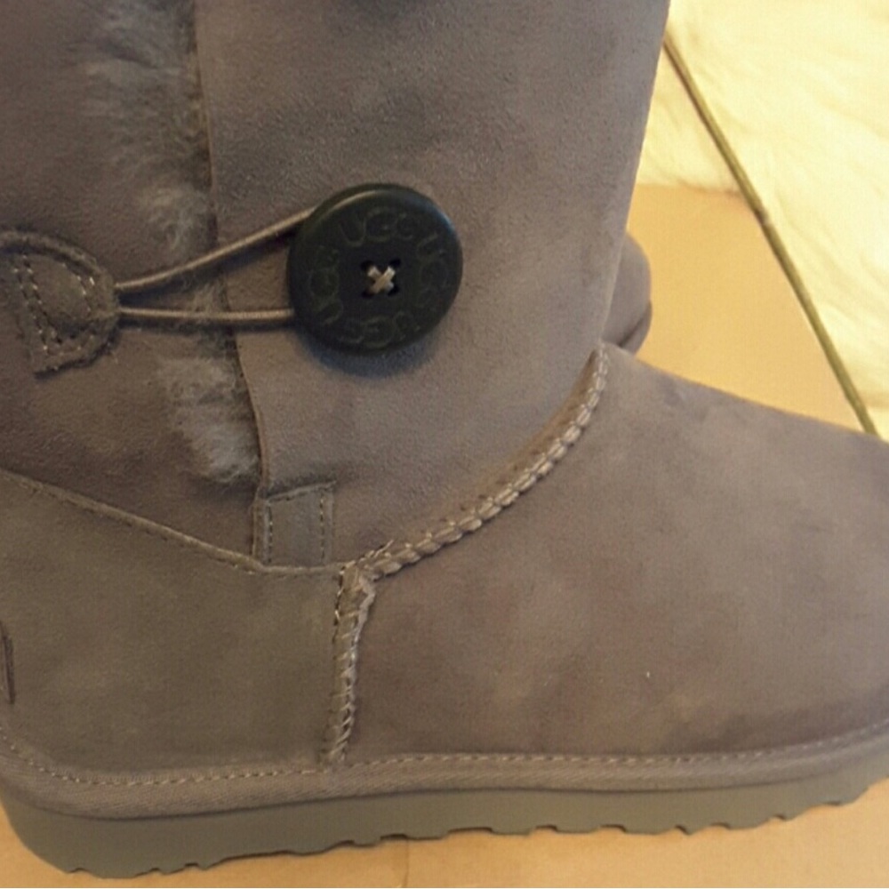 Authentic UGG Bailey Button Triplet II Boots - Like New - Picture 3 of 5